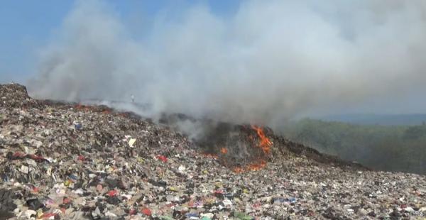 Kebakaran TPA Cikolotok Hanguskan Sekitar Satu Hektare Lahan, Truk Sampah Tetap Beroperasi