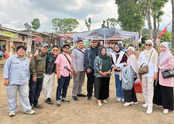 Mahasiswa IBI Kesatuan Serap Praktik Pemberdayaan Masyarakat di Huntap Sumbermujur