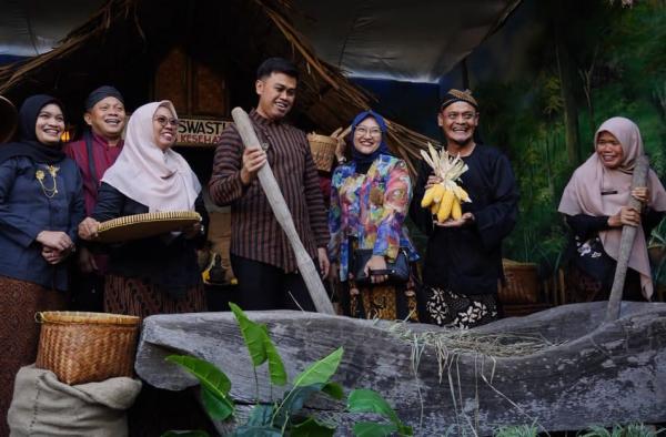 Gaya Fokus Seni & Budaya Tenda Bertema Kolonial hingga Kerajaan, Uniknya Bazar Blitar Djadoel