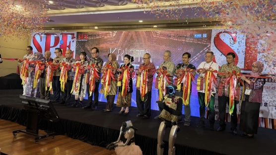 AI Bisa Bikin Desain dalam Hitungan Menit, Pelaku UMKM dan Industri Kreatif Belajar di Surabaya