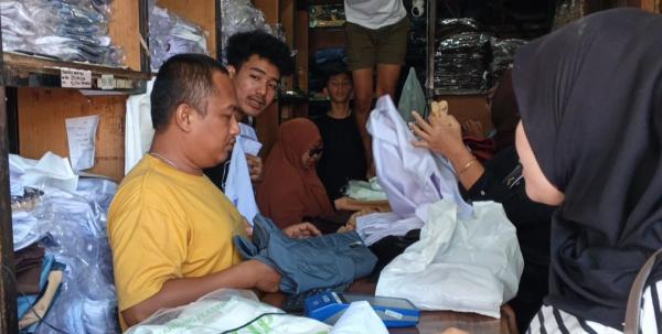 Jelang Tahun Ajaran Baru, Emak-emak Serbu Toko Seragam Sekolah di Purwakarta