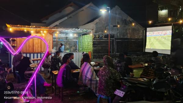 Pererat Kedekatan Dengan Warga, Koramil Kraksaan Nobar Piala Dunia Bersama Masyarakat