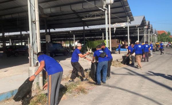 Jaga Lingkungan, Kader Demokrat dan Emak-Emak Bersihkan Sampah Plastik di Pasar Sayur Ponorogo