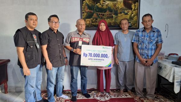 Negara Hadir, BPJS Ketenagakerjaan Medan Kota Penuhi Hak Santunan Almarhum Apri Wirananta