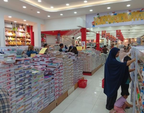 Jelang Tahun Ajaran Baru, Toko Perlengkapan Sekolah di Kota Cirebon Diserbu Pembeli sejak Pagi