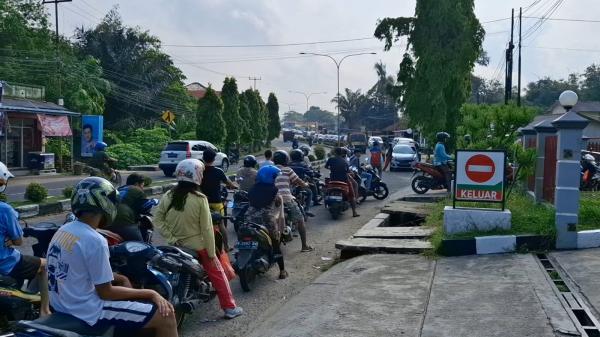 Antrean Panjang Pertalite Tak Kunjung Usai, Bupati Bangka Barat Bakal Evaluasi SPBU