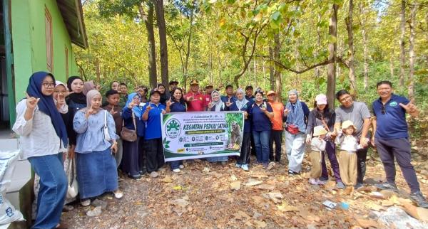 Musim Kemarau Panjang Picu Ratusan Monyet Kelaparan Turun Gunung, Relawan Beri Makan di Arak-Arak