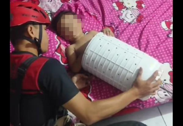 Viral Bocil Terjebak di Dalam Tabung Mesin Cuci, Momen Penyelamatan Bikin Ngakak Netizen