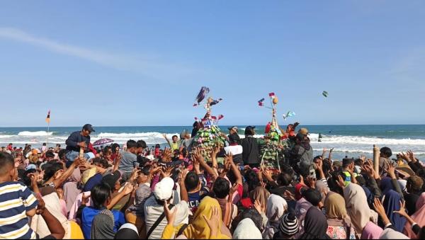 Sedekah Laut Pantai Heppiii, Doa untuk Keberkahan Nelayan Sekaligus Dongkrak Wisata Kebumen