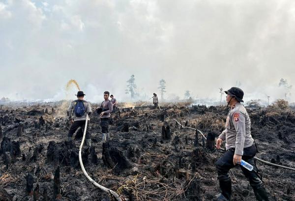 Personel Ditsamapta Polda Kalteng Lakukan Pemadaman Karhutla di Tumbang Nusa, Pulang Pisau