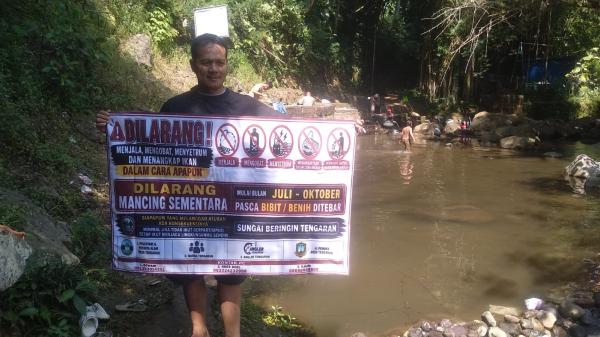 Pulihkan Ekosistem Pascapencemaran , Remaja di Tengaran Tebar 1.900 Bibit Ikan di Sungai Serang