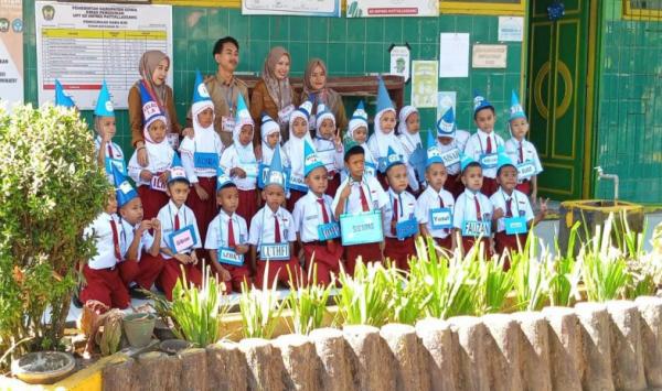 Ratusan Ayah di Gowa Ikut Gamas, Antar Anak Hari Pertama Sekolah di SD Inpres Pattalassang