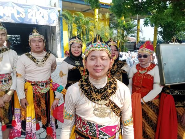 Unik! Guru SMK Citra Medika Sragen Berkostum Wayang Sambut Siswa Baru, MPLS Diisi Edukasi Lingkungan