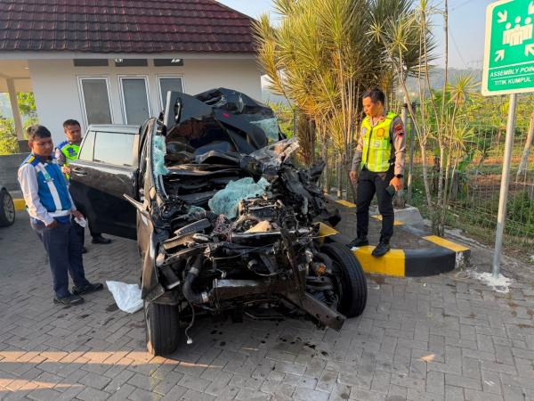 Gagal Menyalip, Toyota Innova Hantam Belakang Truk Tronton di Jalan Tol Bawen–Salatiga