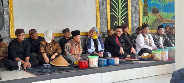 Kirab Budaya dan Sawer Gunung Warnai Hari Ketujuh Seren Taun Kasepuhan Cisitu