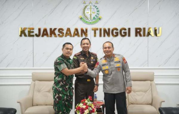 Bersama Pangdam, Kapolda Riau Bertemu Kajati Untuk Perkuat Sinergi Penegakan Hukum