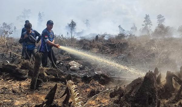 Karhutla Tumbang Nusa Belum Padam, Tim Dalkarhutla dan Helikopter Water Bombing Terus Berjibaku