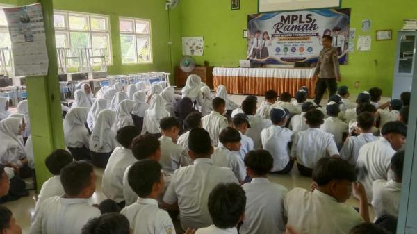 Masuk Sekolah, Siswa Baru di SMPN 1 Peterongan Jombang Dibekali Antinarkoba Lewat Musik