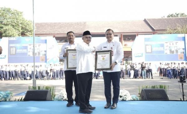 Fantastis! 300 Ribu Siswa Baru Jatim Serentak Ikrar Perang Lawan Korupsi, Rekor MURI Pecah