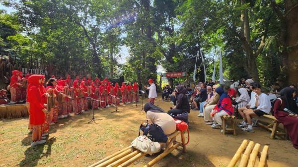 Angklung Srikandi Bogor Tutup Kultura Sunda Ngariung, Ajak Generasi Muda Lestarikan Budaya Sunda