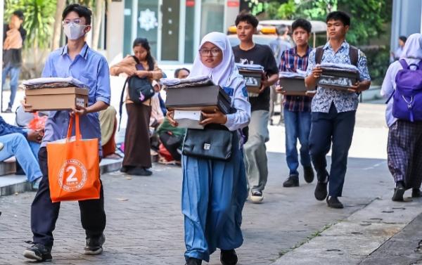 7.380 Siswa Surabaya Terima Bantuan Pendidikan, Eri Cahyadi Pastikan Anak Miskin Tetap Bisa Sekolah