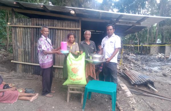 Kades Oelneke Salurkan Bantuan untuk Korban Kebakaran, BPBD TTU Siapkan Logistik