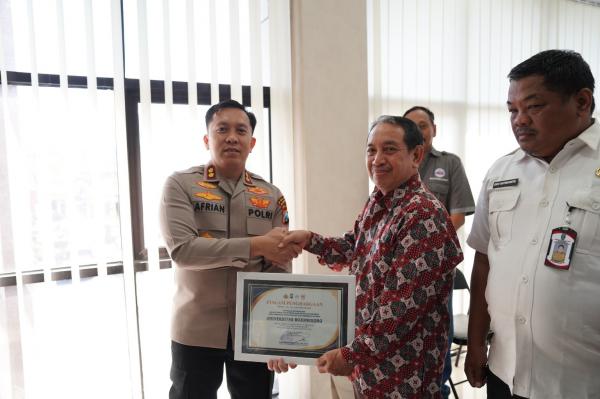 Dukung Pembinaan Atlet Voli Pelajar, Unigoro Diganjar Penghargaan Kapolres Bojonegoro