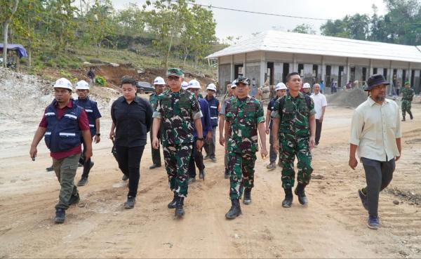 Yonif Teritorial Jadi Motor Pertahanan dan Ekonomi, Pangdam Tinjau Progres Pembangunan