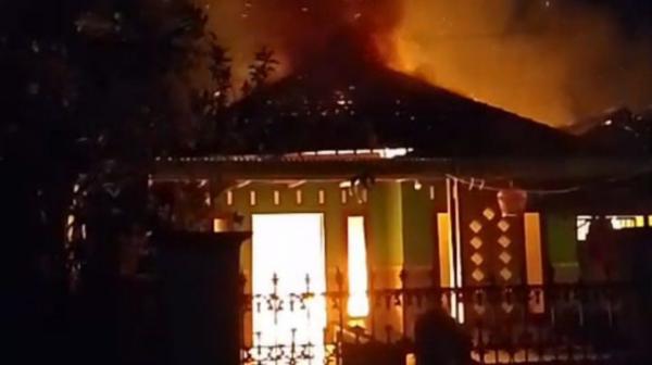 Kebakaran Rumah Dan Toko di Jombang: Anak Pemilik Luka Bakar, Kerugian Rp200 Juta