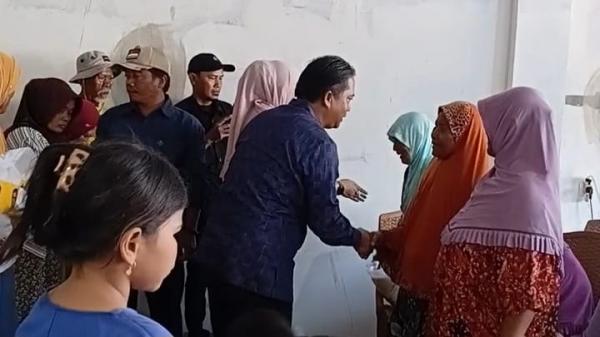 Warga Kongsijaya Heboh! Romdoni Bagi-bagi Bantal, Santuni Puluhan Lansia dan Anak Yatim saat Reses