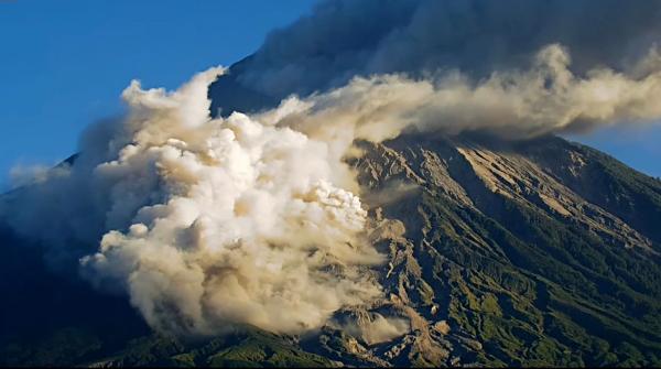 Gunung Semeru Erupsi Disertai Awan Panas Guguran 3,5 Kilometer, Warga Diminta Tetap Waspada