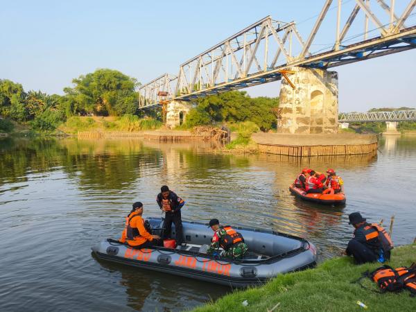 Perempuan Lompat dari Jembatan Bengawan Solo di Perbatasan Bojonegoro-Cepu, BPBD Lakukan Pencarian