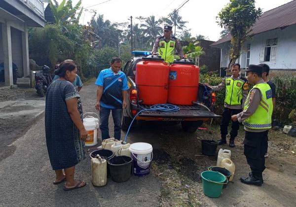 Polsek Mrebet Salurkan 5.000 Liter Air Bersih untuk Warga Terdampak Kekeringan