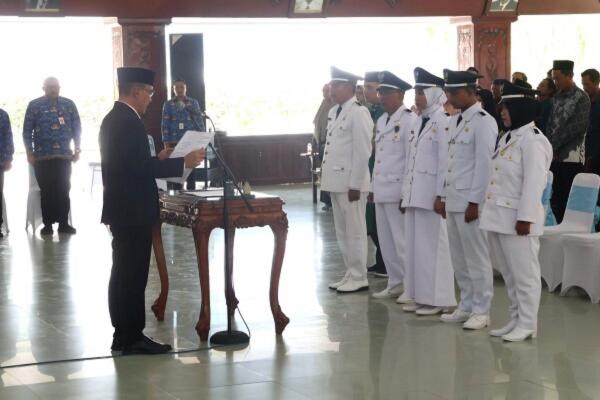 Bupati Bojonegoro Lantik 5 Kepala Desa PAW, Minta Tinggalkan Perbedaan dan Fokus Bangun Desa