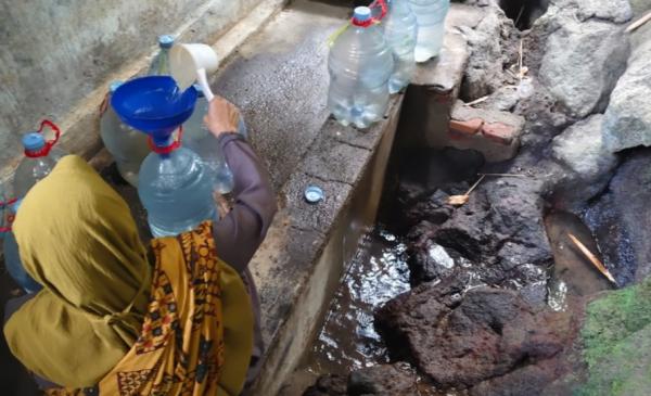 12 Jam Menanti Setetes Air, Warga Gunung Batur Cilegon Bertahan Hidup dari Mata Air di Bawah Pohon