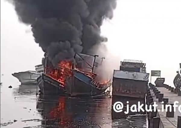 BREAKING NEWS Sejumlah Kapal Terbakar di Dermaga Ujung Pluit, Puluhan Personel Damkar Dikerahkan