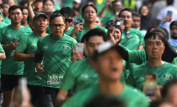 Wamendagri Bima Arya Ikut Lari Maraton Bersama Ribuan Warga di Bandung