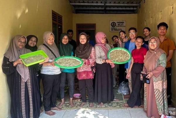 Tingkatkan Ekonomi Masyarakat, Mahasiswa UMBY Ajari Warga Olah Kelapa Jadi VCO dan Kerupuk