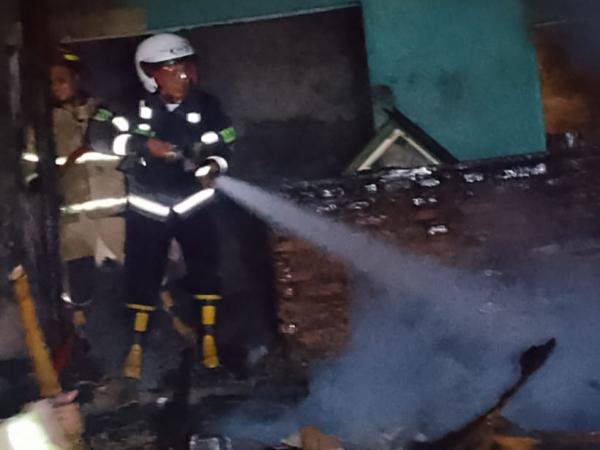 Pembakaran Sampah Diduga Picu Kebakaran di Losarang, Damkar Cegah Api Merambat ke Permukiman