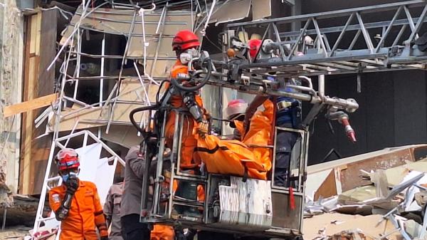 Evakuasi Ledakan Grand Polonia: 2 Meninggal Dunia, Petugas Fokus Cari 1 Korban Lagi