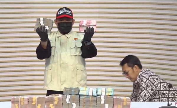 Barang Bukti Uang Tunai Rp9,05M saat KPK OTT Bupati Lombok Barat Lalu Ahmad Zaini