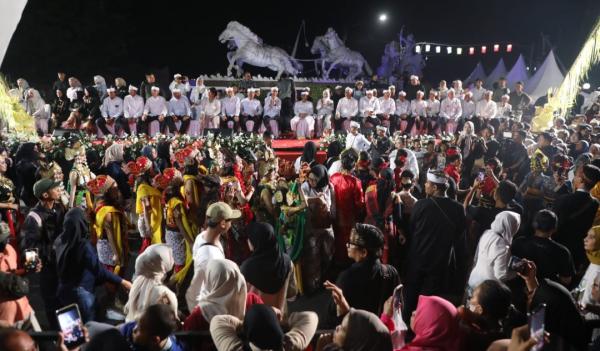 Ribuan Warga Padati Festival Budaya Hari Jadi Purwakarta ke-195, Arak-arakan Spektakuler Memukau