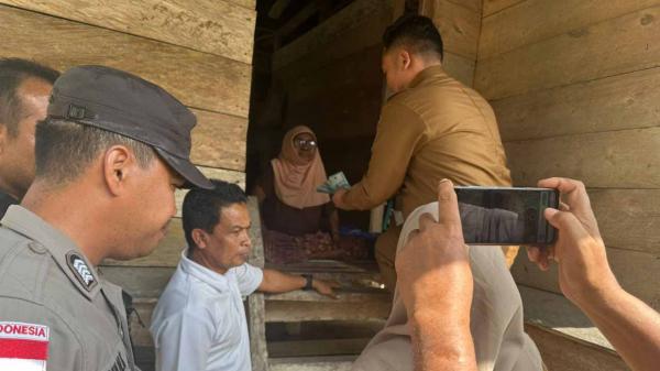 Wujud Kepedulian: Camat Banda Baro Kunjungi Warga Sakit dan Salurkan Bantuan di Alue Keurinyai