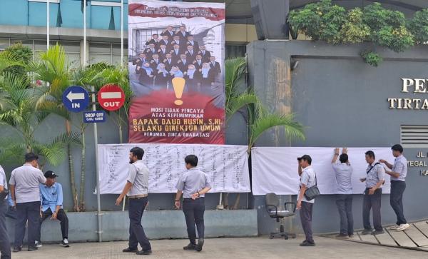 Ratusan Pegawai Desak Dirum Tirta Bhagasasi Lengser, Bupati Bekasi: Kita Evaluasi!