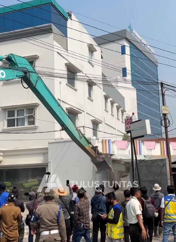 Pemkab Karawang Tertibkan Bangli di Jalur Cikangkung-Batujaya, Akses Masuk RS Hastien Ikut Dibongkar