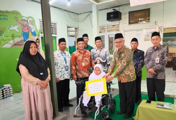 Kemenag Demak Serahkan Bantuan Kursi Roda, Mudahkan Mobilitas Siswa MI Penyandang Disabilitas