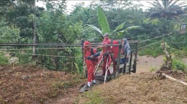 Siswa di Kukar Bertaruh Nyawa Naik Kereta Gantung demi Sekolah, Warga Desak Dibangun Jembatan