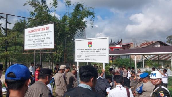 Pemko Bukittinggi Amankan Aset Daerah, Lahan di Belakang Fort de Kock Dipasangi Plang