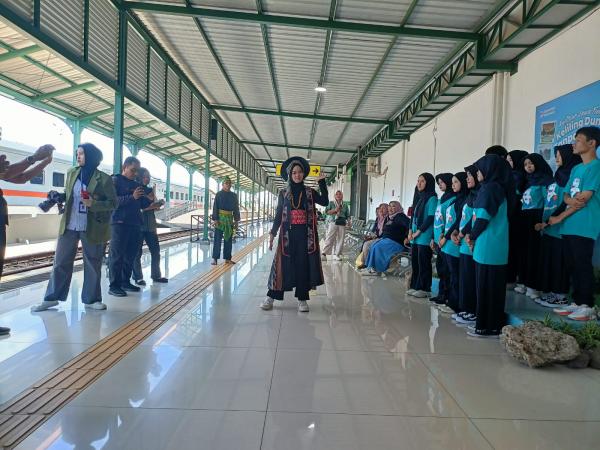 KAI Daop 7 Madiun Ajak Anak Disabilitas Naik KA Gratis ke Blitar dan Tampilkan Unjuk Bakat