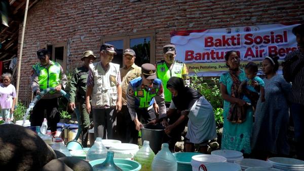 Dilanda Kekeringan, Polsek Bantarbolang Salurkan 5.000 Liter Air Bersih untuk Warga Desa Kuta